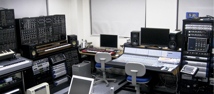 B St CONTROL ROOM / BOOTH